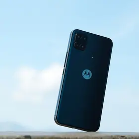 celular Motorola com 3 câmeras